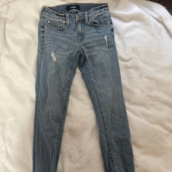 Aeropostale Size 2Short Low Rise Distressed Medium Wash Jeans - Picture 1 of 5